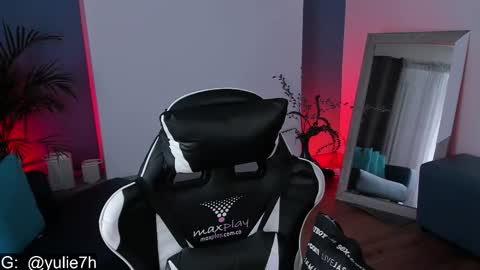 Snapshot of _jessy_moon_ chatting on 11-14-25, 07:23 ... online show from 11-14-25, 07:23