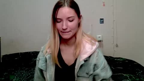 Snapshot of _kikiclark_ chatting on 10-12-25, 08:41 _kikiclark_ online show from 10-12-25, 08:41