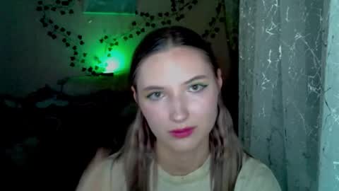 Snapshot of _kikiclark_ chatting on 11-14-25, 10:29 _kikiclark_ online show from 11-14-25, 10:29