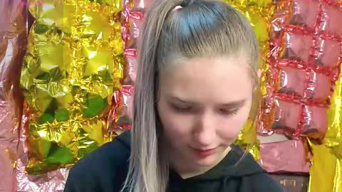 _kikiclark_ online show from 04-19-26, 08:11