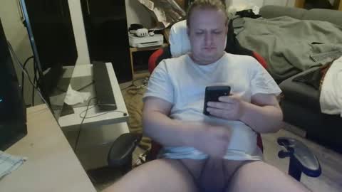 Snapshot of _kitsu_ chatting on 11-19-25, 02:28 _kitsu_ online show from 11-19-25, 02:28