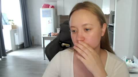 _lalune_ online show from 06-25-26, 09:36