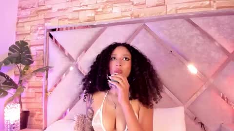 Snapshot of _lanna_jhonson_ chatting on 11-17-25, 01:11 Lanna online show from 11-17-25, 01:11