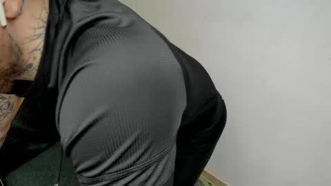 Snapshot of _layne chatting on 11-12-25, 08:37 Layne online show from 11-12-25, 08:37