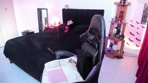 Queen.  Help me reach 100 thumbs up  online show from 01-15-26, 08:56