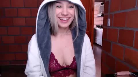 _lunablondie_ online show from 12-12-24, 04:32