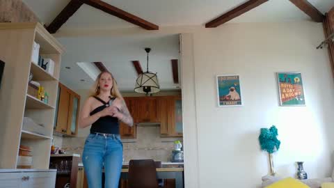 Snapshot of _mari_ chatting on 06-11-26, 10:13 _mari_ online show from 06-11-26, 10:13