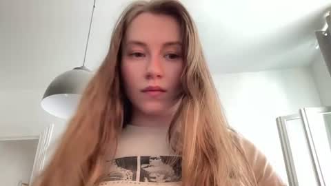Snapshot of _mavka chatting on 07-17-26, 01:07 Elisa online show from 07-17-26, 01:07