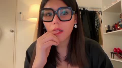Snapshot of _meganvalle chatting on 06-11-26, 12:32 Megan online show from 06-11-26, 12:32