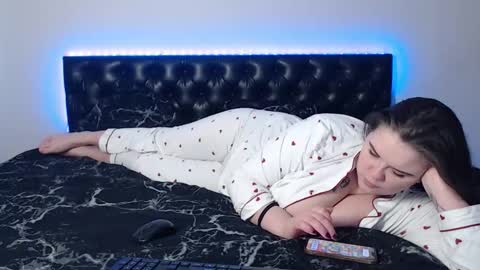 mikey and mia online show from 11-11-25, 11:43