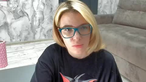 Snapshot of _miss_strawberry_ chatting on 04-28-26, 02:11 Sofia birthday october 29 online show from 04-28-26, 02:11