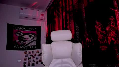 Snapshot of _misseva_ chatting on 05-21-26, 10:28 Miss Eva. if anyone in NYK to fuck here is sissy sn - online show from 05-21-26, 10:28
