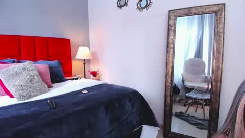 _nicoletteshea_ online show from 11-19-25, 08:31