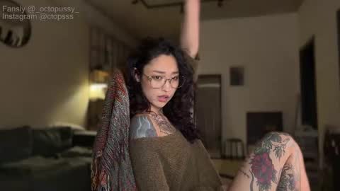 Snapshot of _octopussy_ chatting on 02-06-26, 07:17 Mikayla online show from 02-06-26, 07:17