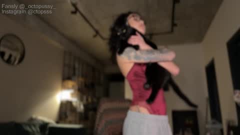 Snapshot of _octopussy_ chatting on 02-09-26, 09:19 Mikayla online show from 02-09-26, 09:19