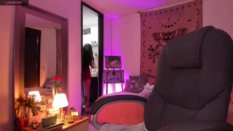 Snapshot of _peach__ chatting on 02-26-26, 04:11 violeta ig online show from 02-26-26, 04:11