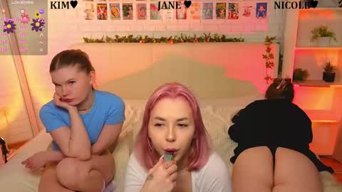 Snapshot of _ramune_ chatting on 06-08-26, 01:28 Merlizz Eva Jane Mila Nicole left to right online show from 06-08-26, 01:28