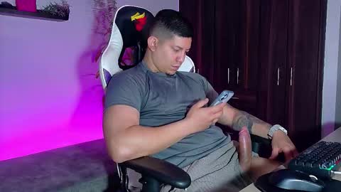 Roberto online show from 10-29-25, 01:46