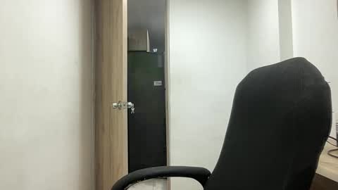 Juan Pablo-independent model online show from 10-05-25, 01:37