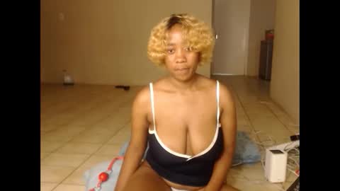 Snapshot of _sexylipss chatting on 11-28-25, 05:37 _sexylipss online show from 11-28-25, 05:37