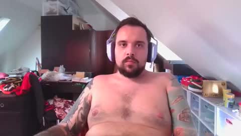 _smiley_bear27 online show from 11-08-25, 05:40