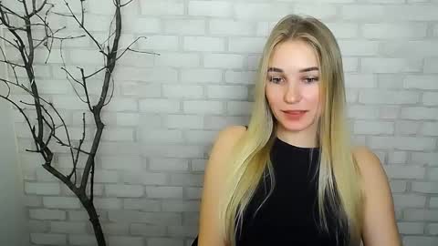 Snapshot of _snow_queen__ chatting on 12-18-24, 11:51 Rachel online show from 12-18-24, 11:51