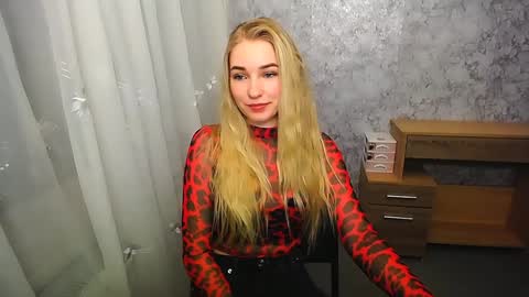 Snapshot of _snow_queen__ chatting on 01-03-25, 02:08 Rachel online show from 01-03-25, 02:08