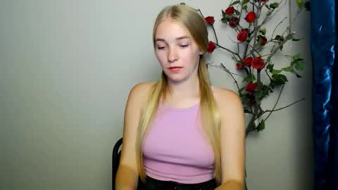 Snapshot of _snow_queen__ chatting on 09-23-25, 07:06 Rachel online show from 09-23-25, 07:06