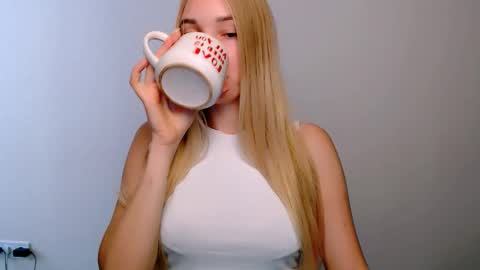 Snapshot of _snow_queen__ chatting on 10-14-25, 07:20 Rachel online show from 10-14-25, 07:20