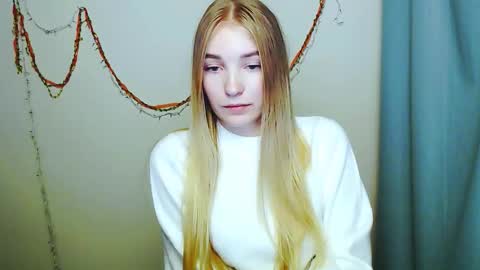 Snapshot of _snow_queen__ chatting on 12-18-25, 09:10 Rachel online show from 12-18-25, 09:10