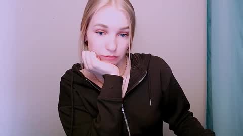 Snapshot of _snow_queen__ chatting on 03-05-26, 02:02 Rachel online show from 03-05-26, 02:02