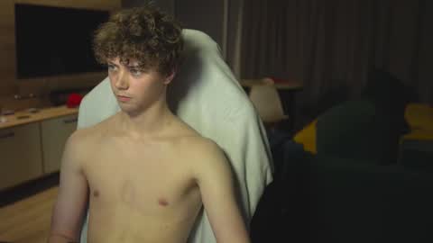 OLIVERpvt is open online show from 03-04-25, 03:04