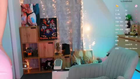 Snapshot of _sweetcams_ chatting on 05-13-26, 05:32 Dasha online show from 05-13-26, 05:32