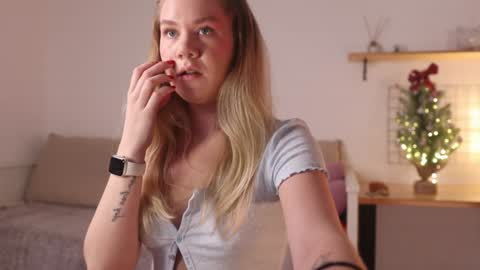 Snapshot of _teasecake_ chatting on 12-16-24, 01:42 Annie online show from 12-16-24, 01:42