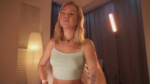 Snapshot of _teasecake_ chatting on 12-01-25, 01:54 Annie online show from 12-01-25, 01:54