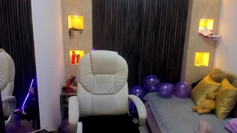 Stefania online show from 01-20-25, 03:28