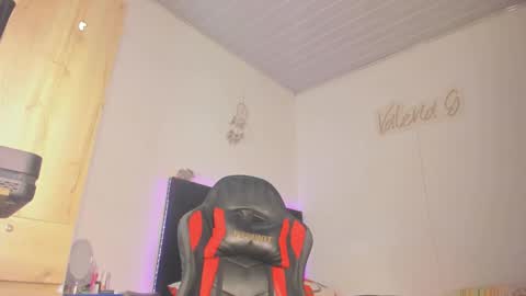 Snapshot of _valeriaa chatting on 10-12-25, 10:53 online show from 10-12-25, 10:53