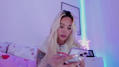 Snapshot of _viioletweekend_ chatting on 03-06-25, 10:26 online show from 03-06-25, 10:26