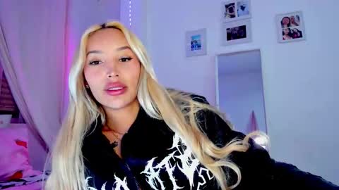 Snapshot of _viioletweekend_ chatting on 02-16-26, 08:49 online show from 02-16-26, 08:49