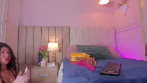 Snapshot of _wendy_x chatting on 09-19-25, 11:33 _wendy_x online show from 09-19-25, 11:33