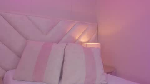 Snapshot of _wendy_x chatting on 10-13-25, 11:43 _wendy_x online show from 10-13-25, 11:43