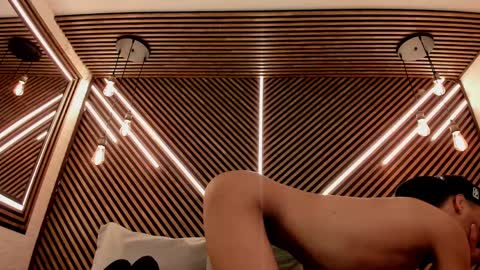 Snapshot of _white_fox_ chatting on 02-19-25, 01:50 white fox online show from 02-19-25, 01:50