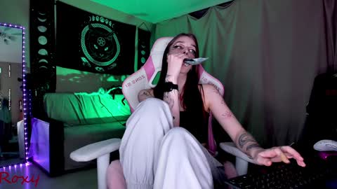 Snapshot of _yourwetdreams_ chatting on 12-25-24, 07:34 Roxy online show from 12-25-24, 07:34