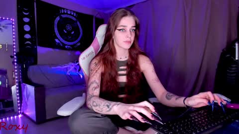 Snapshot of _yourwetdreams_ chatting on 12-28-24, 06:40 Roxy online show from 12-28-24, 06:40