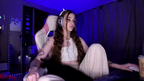 Snapshot of _yourwetdreams_ chatting on 10-21-25, 10:32 Roxy online show from 10-21-25, 10:32