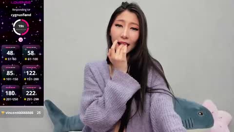 Mia online show from 12-04-25, 12:42