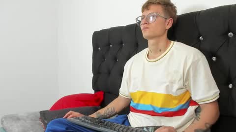 Snapshot of a_sexy_couple__ chatting on 10-05-25, 09:13 A Sexy Couple online show from 10-05-25, 09:13