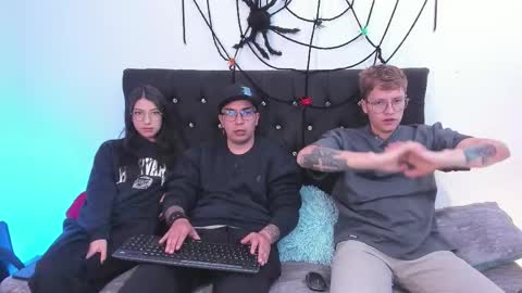 Snapshot of a_sexy_couple__ chatting on 10-17-25, 04:20 A Sexy Couple online show from 10-17-25, 04:20