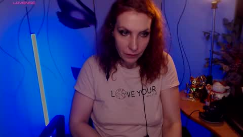 Snapshot of aamazingjoi chatting on 12-17-25, 01:55 Katie online show from 12-17-25, 01:55