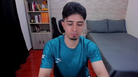 Snapshot of aaron_paul_ chatting on 12-06-24, 07:34 Aaron online show from 12-06-24, 07:34